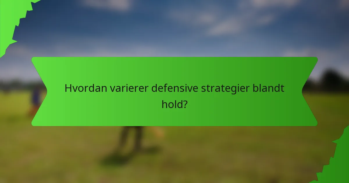Hvordan varierer defensive strategier blandt hold?